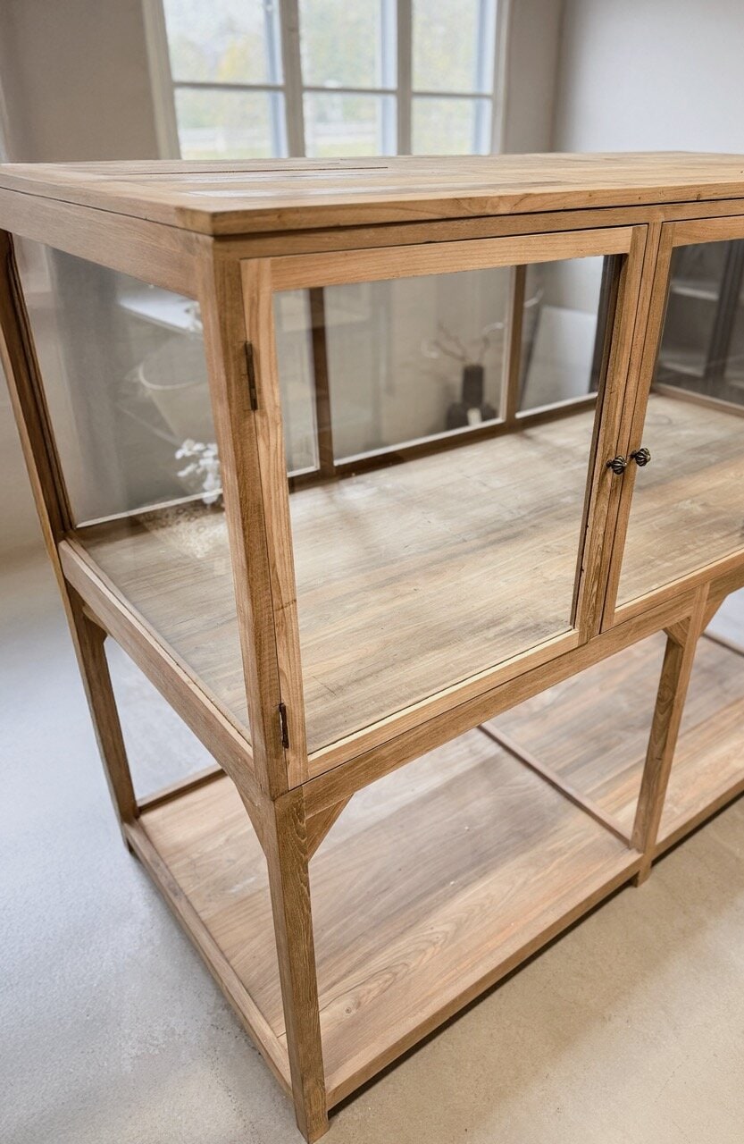 MUSEE glass display, recycle teak natural, 2 part, loose top shelf