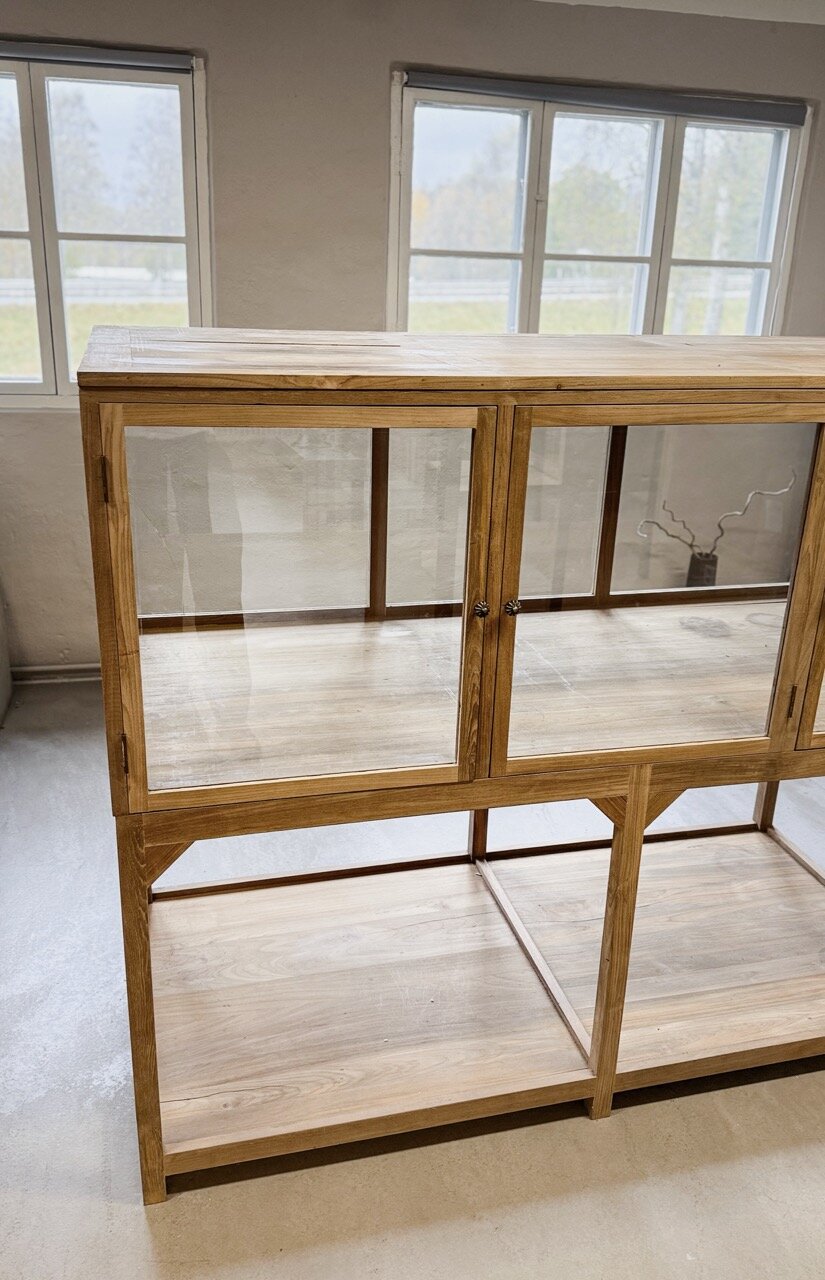 MUSEE glass display, recycle teak natural, 2 part, loose top shelf