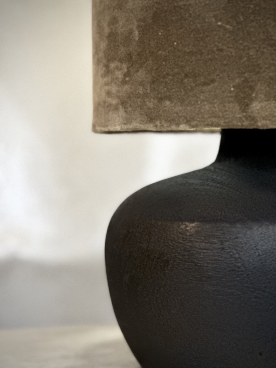 BURU table lamp, black with taupe velvet shade