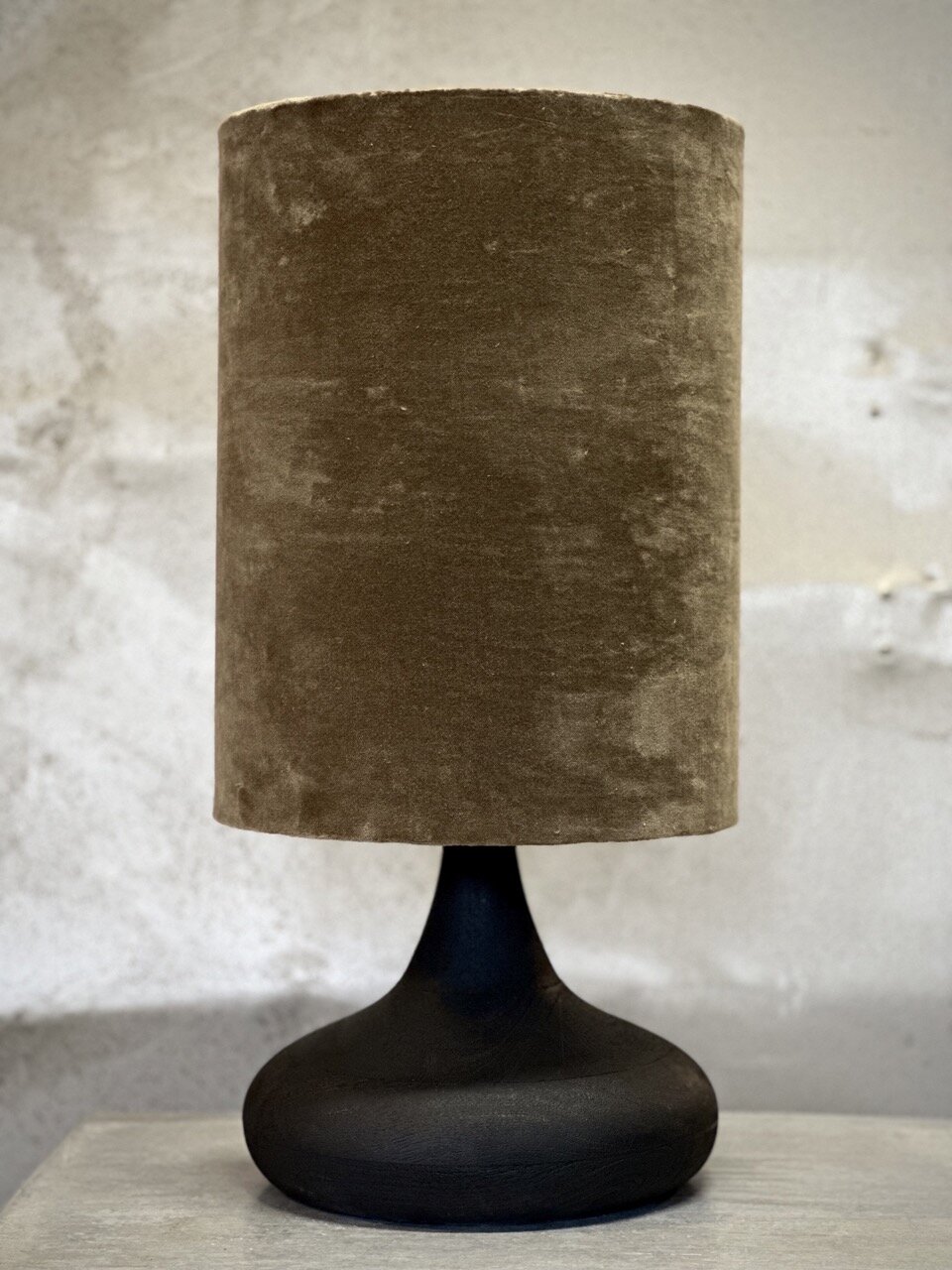 LABO table lamp, black with taupe velvet shade
