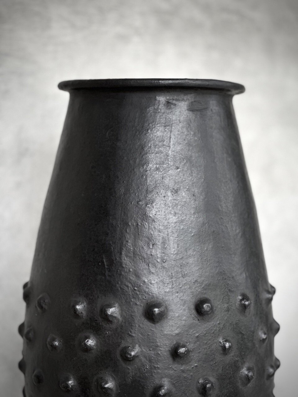 INDURI big pot with dots, antique black