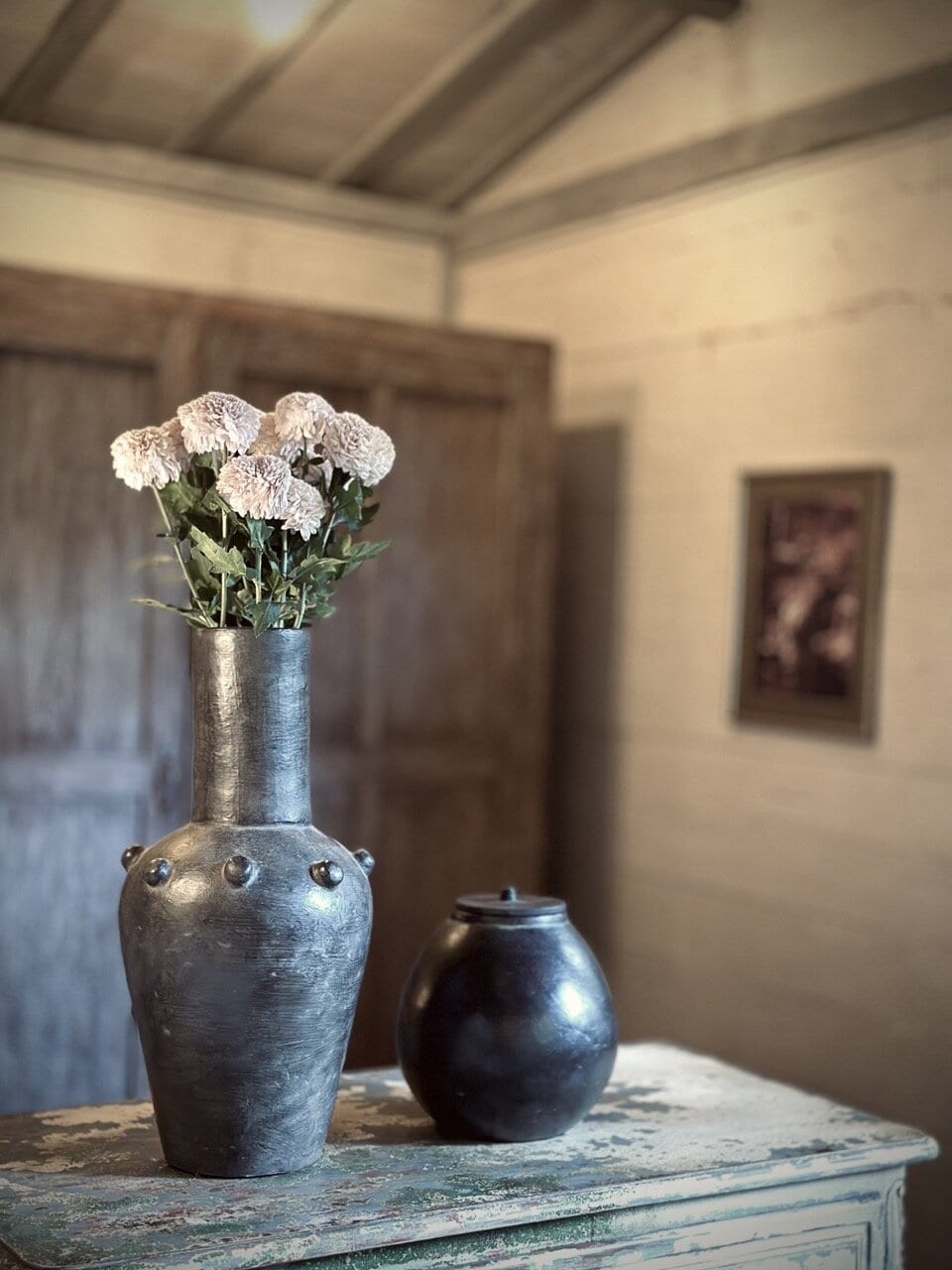 DAISY urn w/lid, black antique