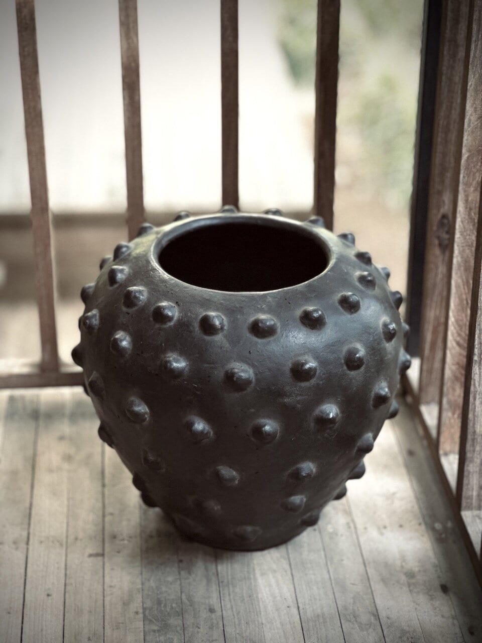 ZIA round pot w/dots, black antique