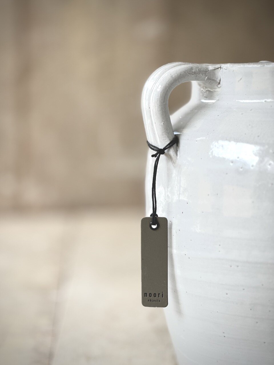 CERE round jar, antique white glazed