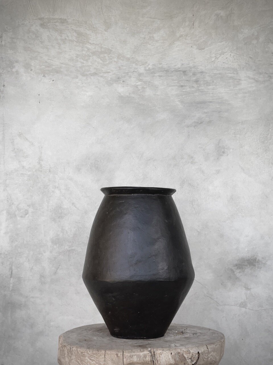 DELIA urn, black antique