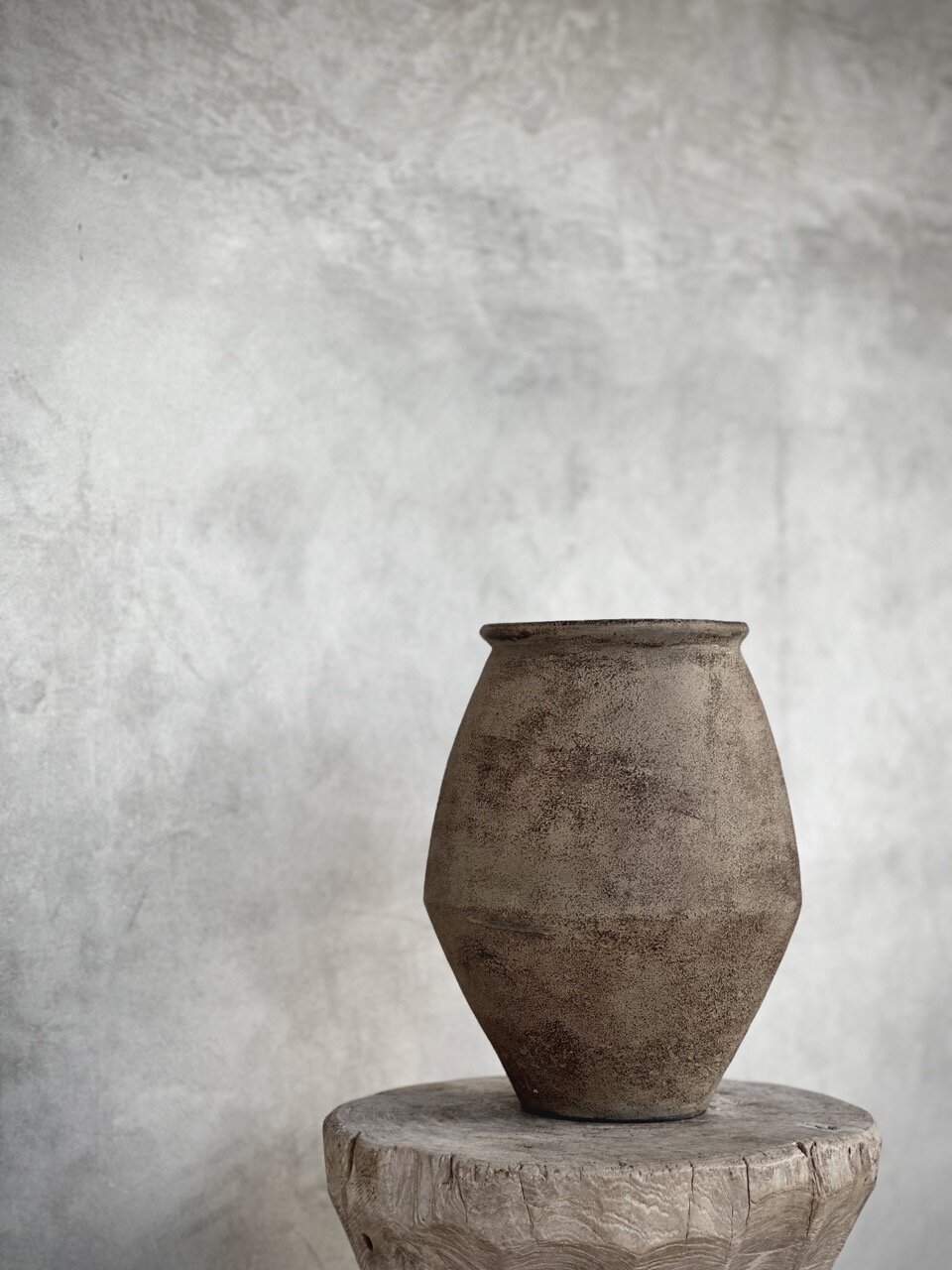 DELIA urn, sand antique