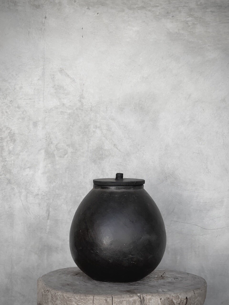 DAISY urn w/lid, black antique