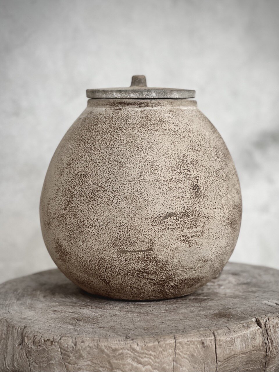 DAISY urn w/lid, sand antique
