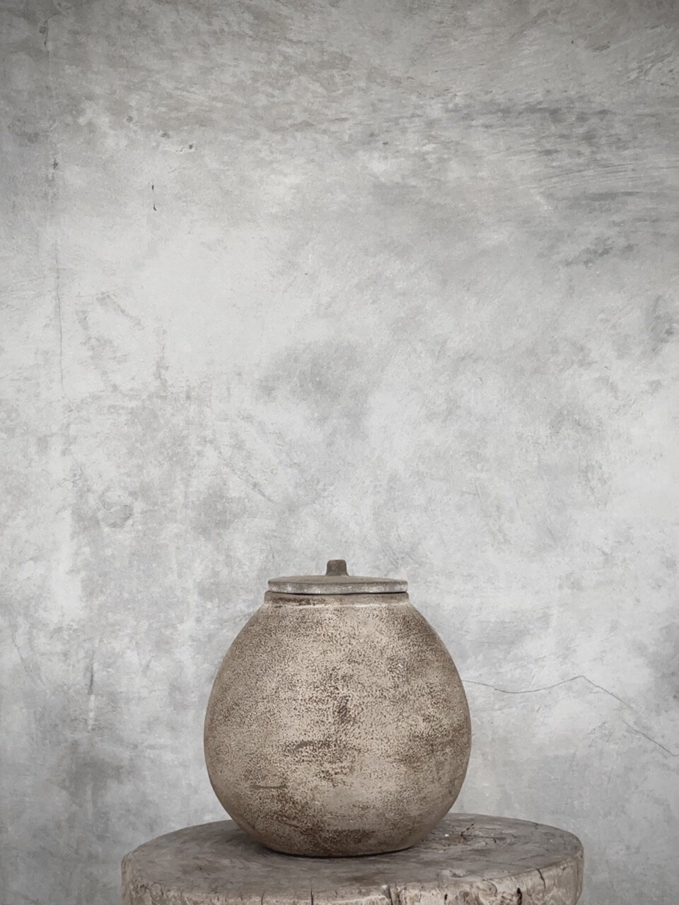 DAISY urn w/lid, sand antique