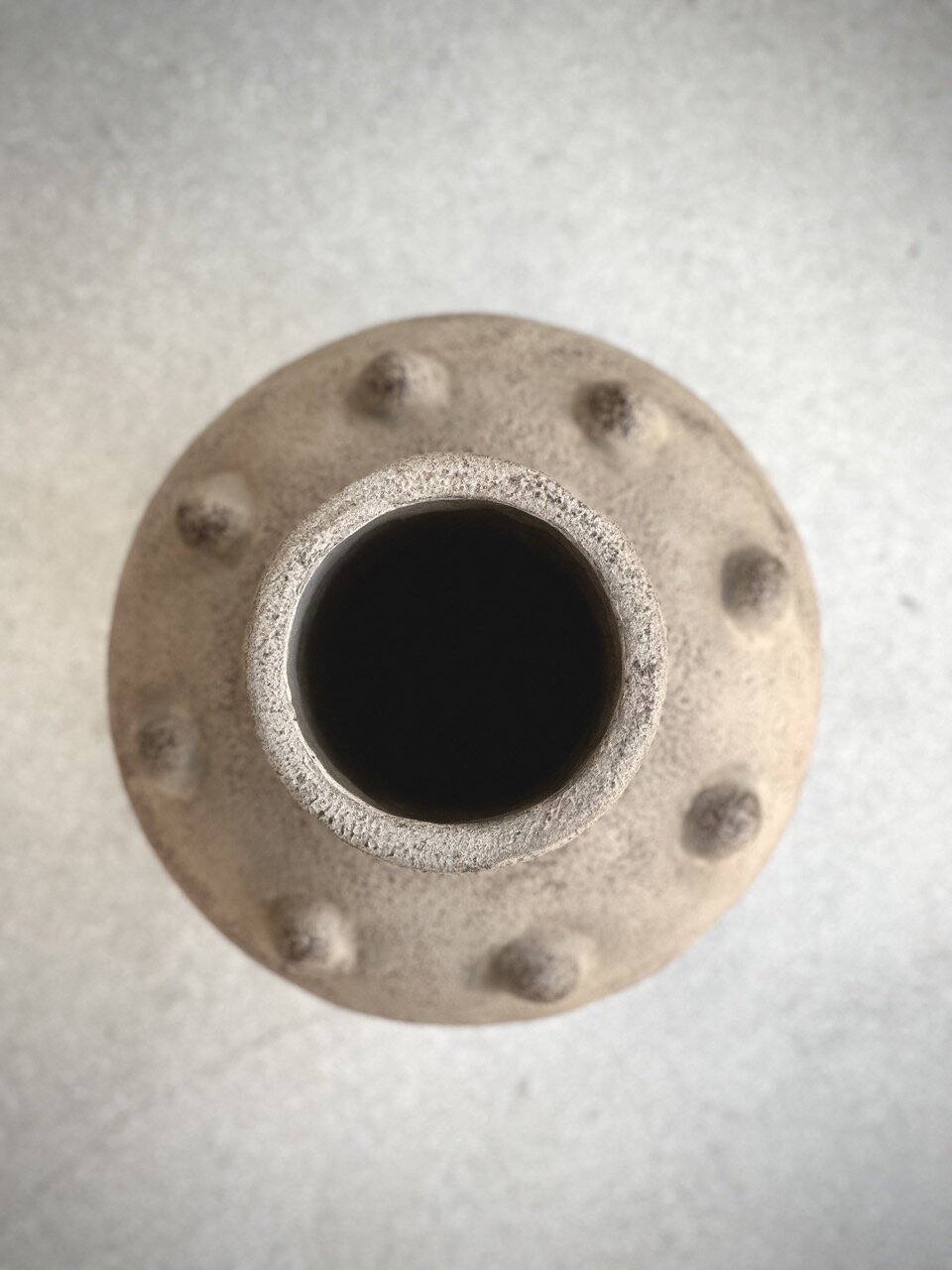 DELILAH vase w/dots, sand antique