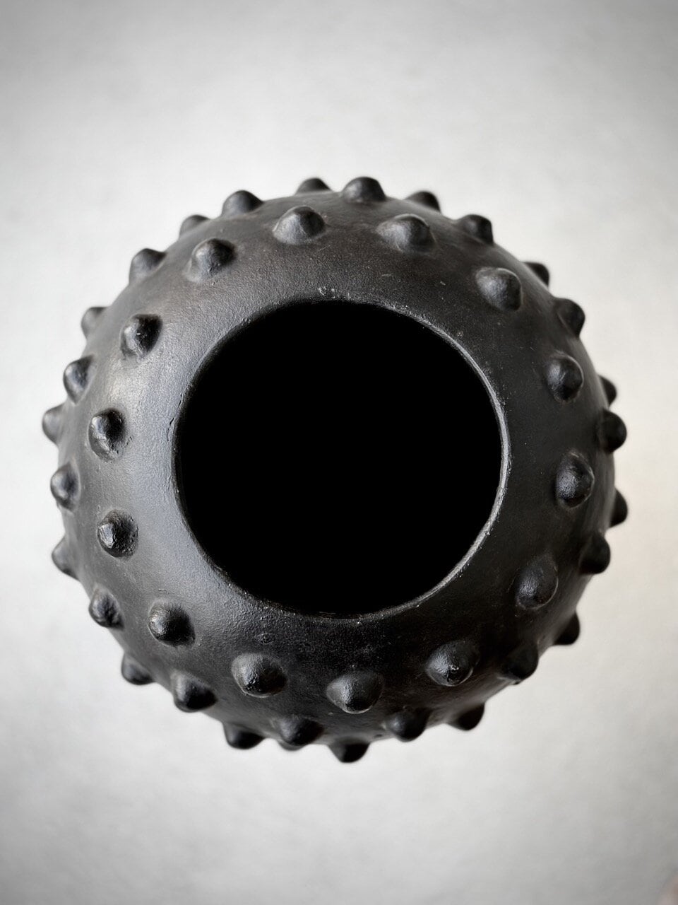 ZIA round pot w/dots, black antique