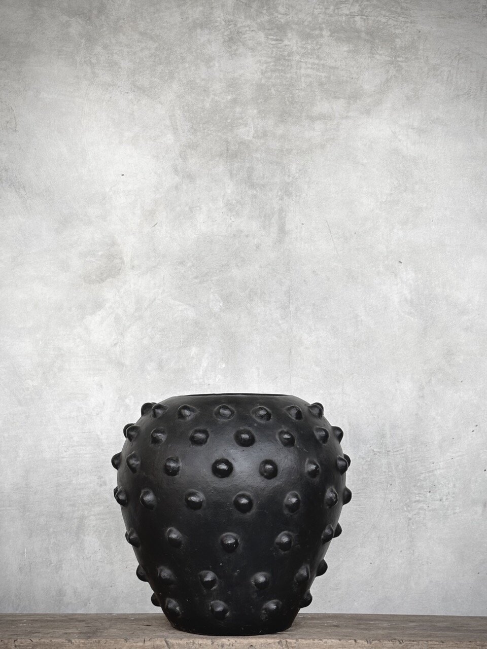 ZIA round pot w/dots, black antique