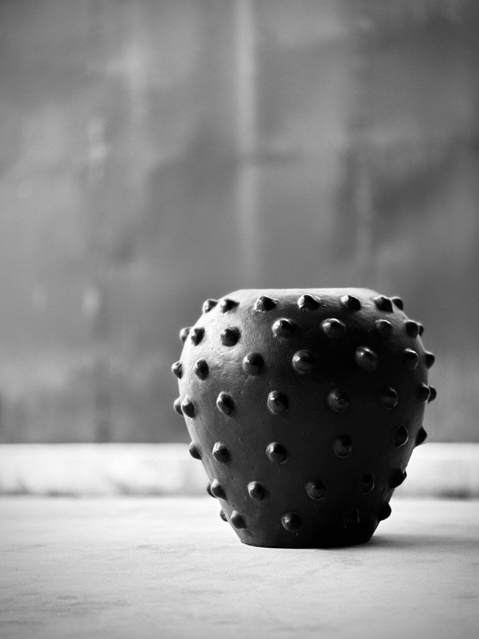 ZIA round pot w/dots, black antique
