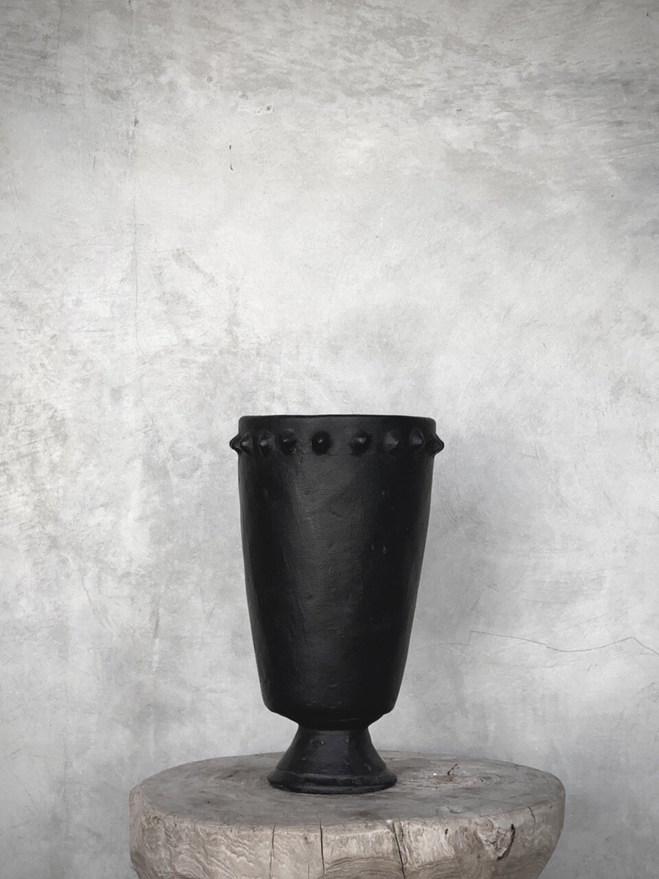 MOJO - Pot on leg, black antique