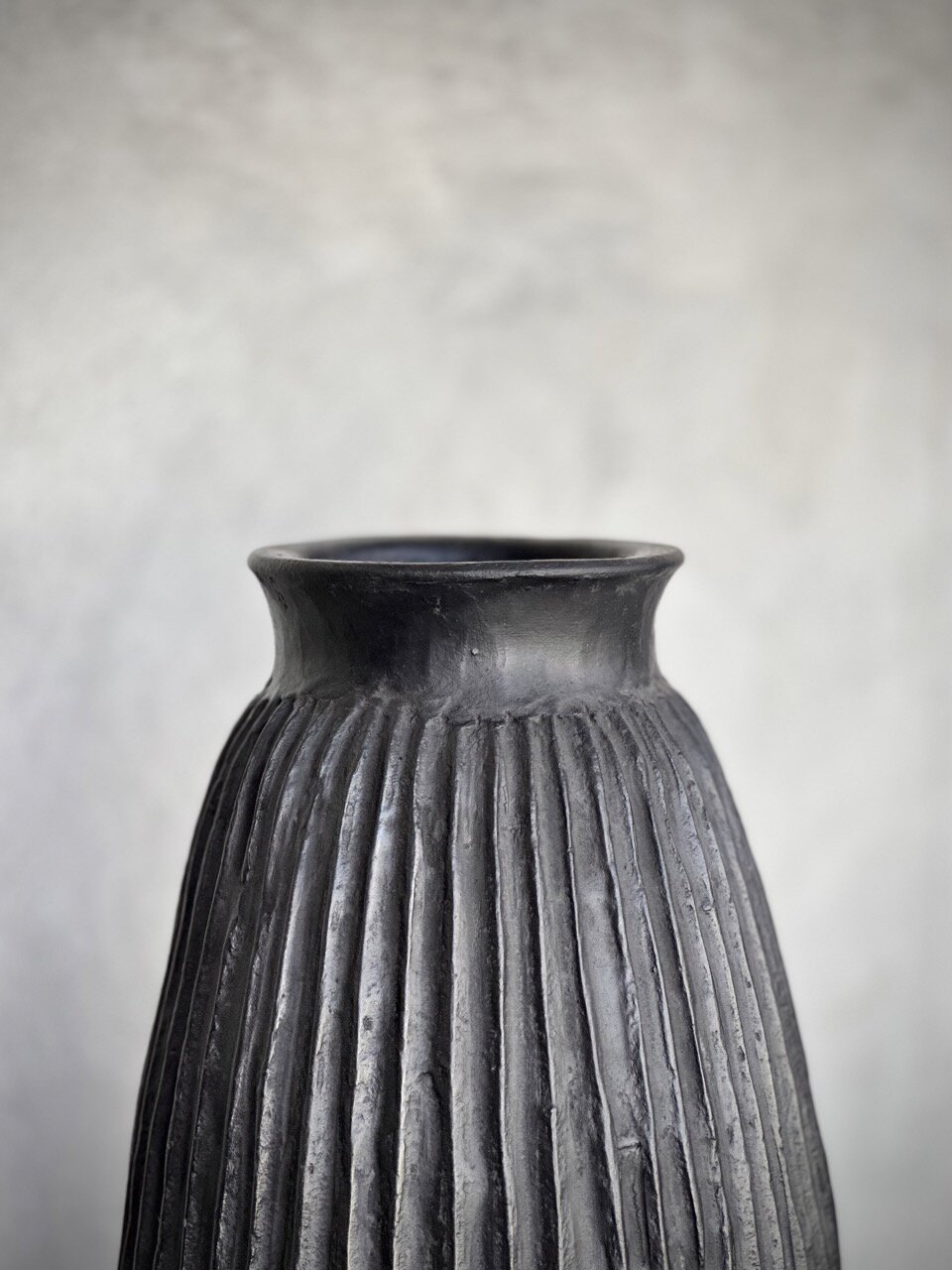 MANTO vase, black antique