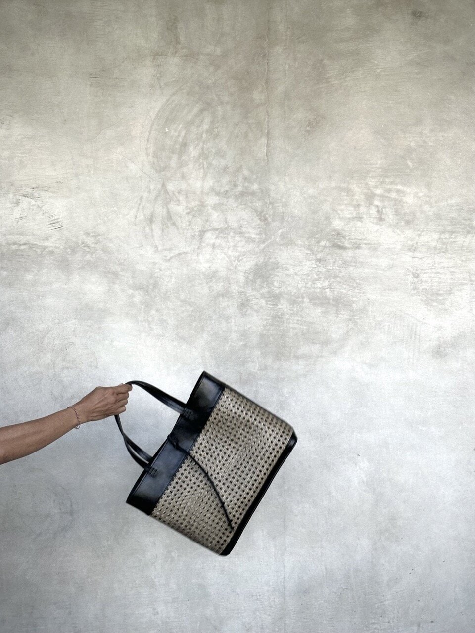 FRANKLIN black leather & blackwash rattan bag