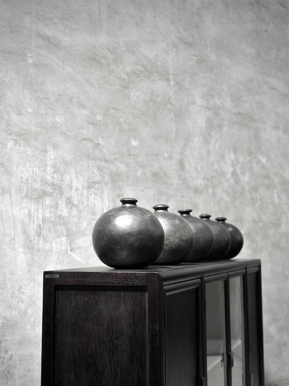 ZHANG sidetable-cabinet, china black & vintage white