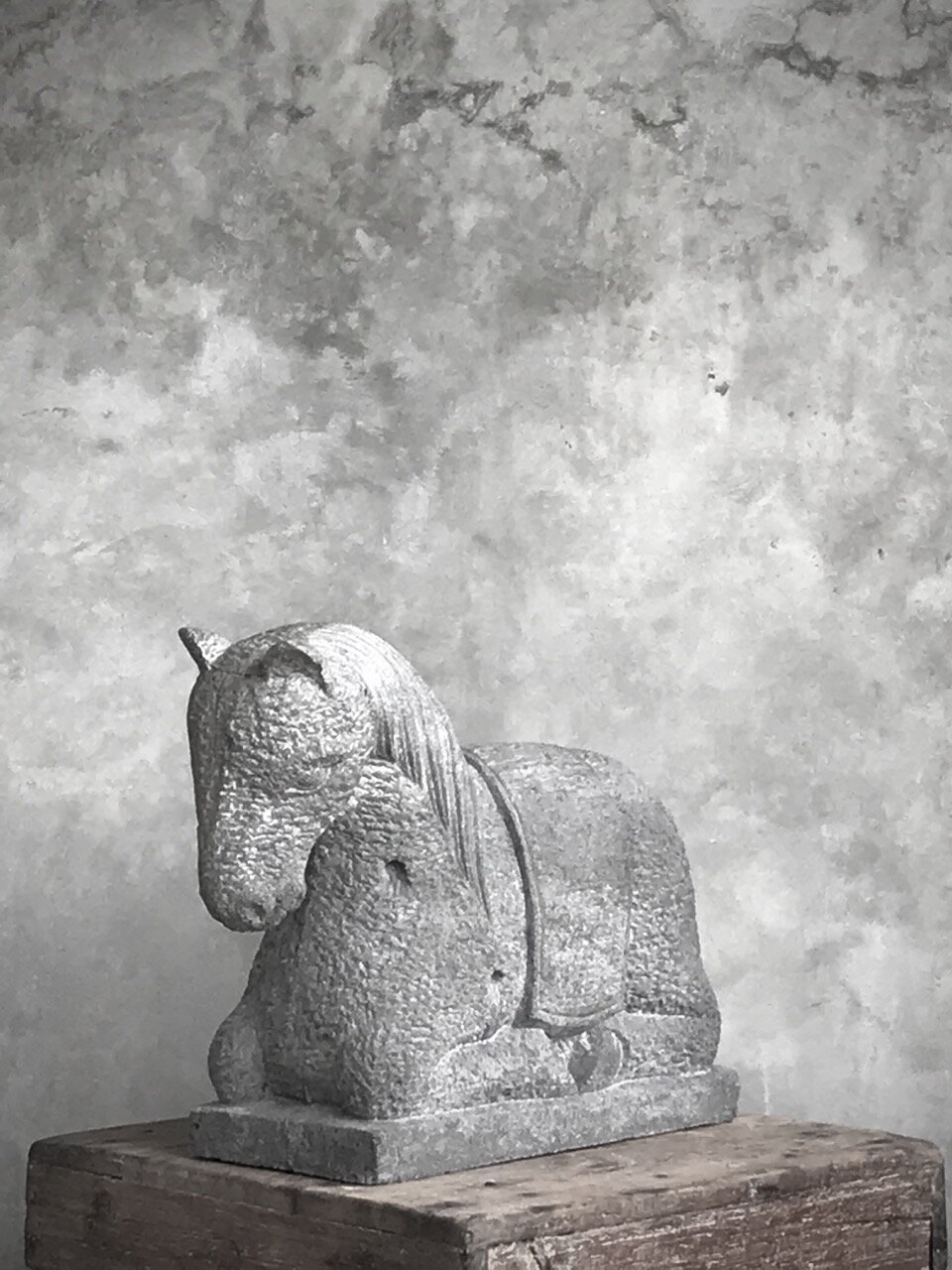 ZELDA sleeping horse, antique grey stone