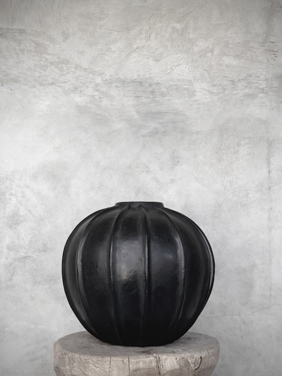 AGUN round vase, black antique
