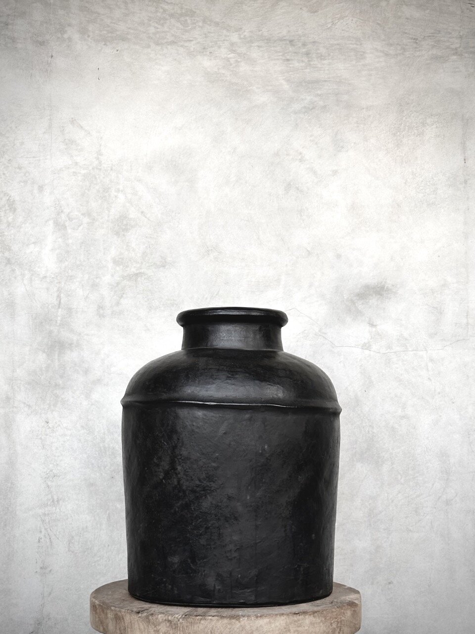 BOWO big urn, black antique,